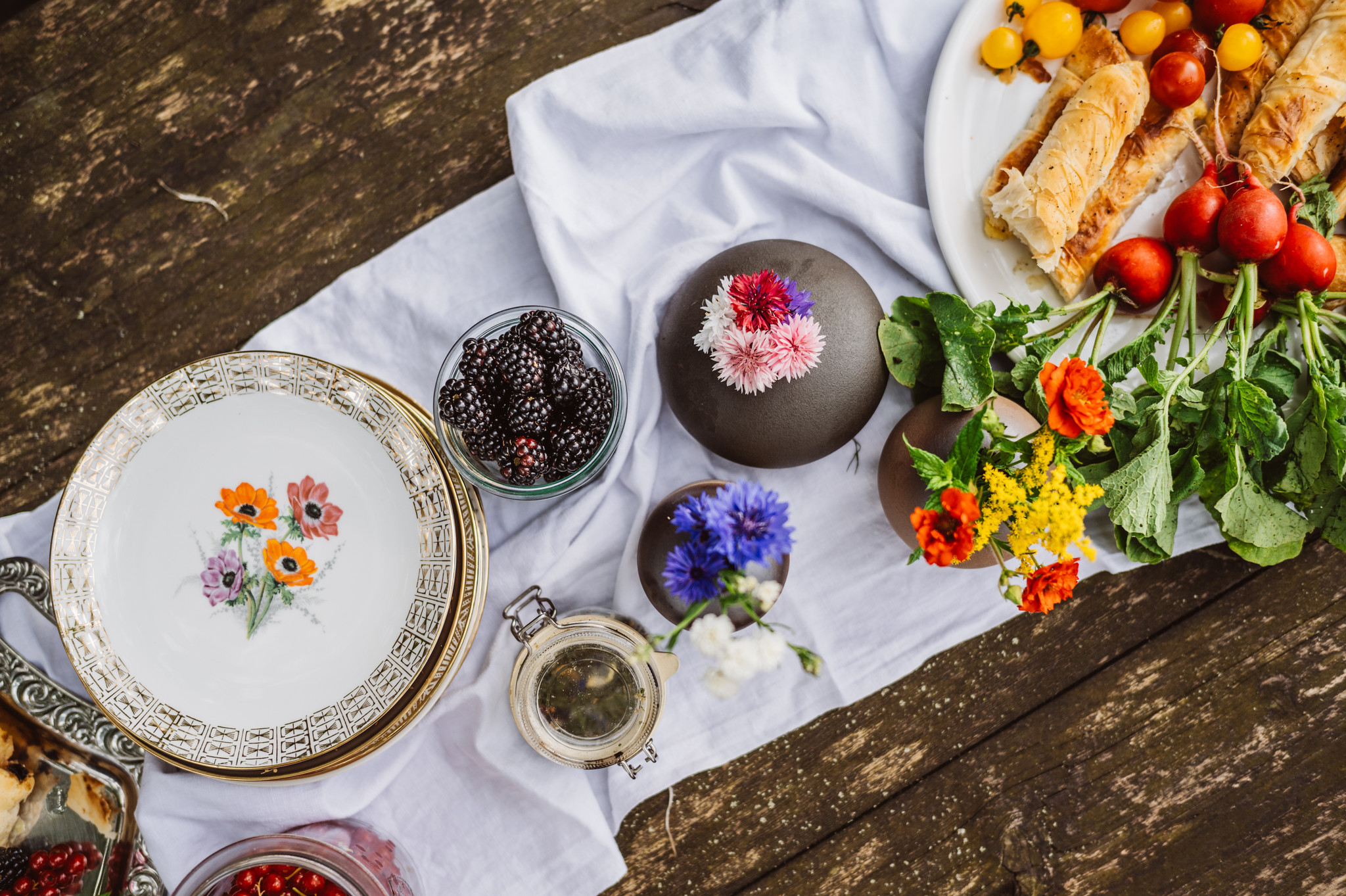 Food Pairing — Tafel mit WiesenObst, Blüten und Gebäck
